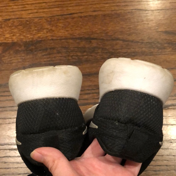 Nike black Roshe Run with silver swoosh - Picture 6 of 9